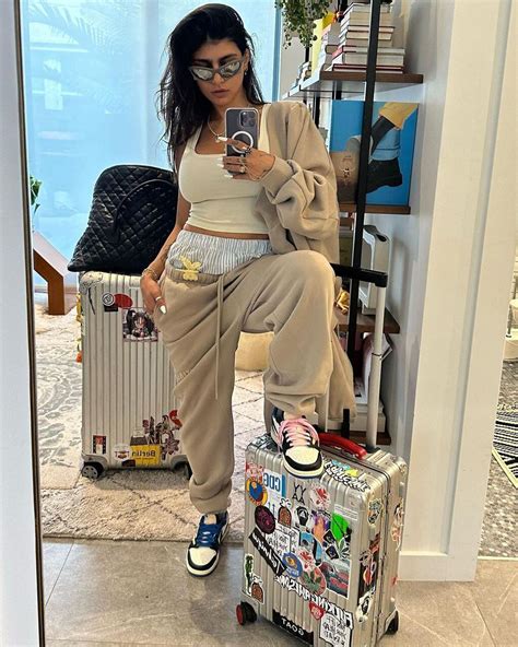 Mia Khalifa exhibe su ropa interior con sexy transparencia y todo ...